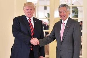 30 xe hộ tống ông Trump tới gặp ông Lý Hiển Long