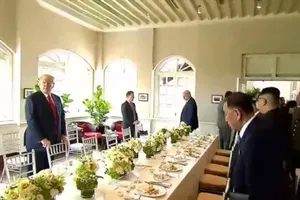 Ông Trump, ông Kim bắt đầu ăn trưa