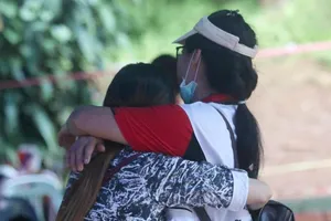 Cha mẹ đội bóng Thái không biết con đã được cứu chưa