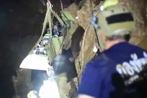 Vì sao các cầu thủ đội bóng Thái phải nằm cáng khi rời hang?