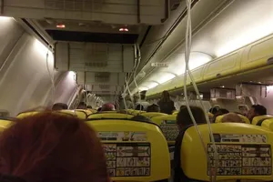 Máy bay hạ cánh khẩn, 33 hành khách chảy máu tai nhập viện