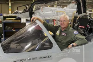 Phi công chiến đấu lớn tuổi nhất thế giới về hưu