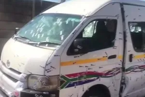 Đi đám tang đồng nghiệp, 11 tài xế taxi Nam Phi bị bắn chết