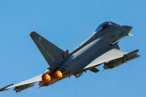 Anh tung 2 tiêm kích chặn máy bay Nga áp sát không phận NATO