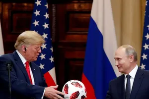 Bí mật 'động trời' trong quả bóng ông Putin tặng ông Trump