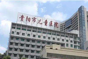 Cậu bé 2 tuổi nhiễm HIV sau khi nhập viện vì hóc táo