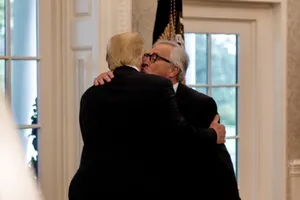 Lãnh đạo châu Âu bất ngờ về nụ hôn má với ông Trump