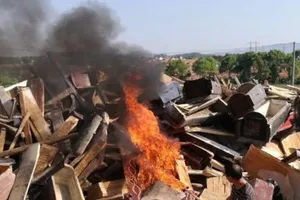 Đập quan tài buộc người dân hỏa táng gây phẫn nộ ở Trung Quốc 