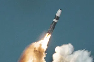 Ông Medvedev: Bộ ba hạt nhân NATO đang nhắm vào Nga