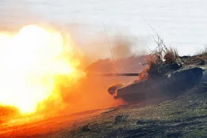 Xe tăng Nga lần đầu diễn tập bắn các mục tiêu trên biển
