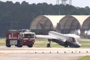 Siêu tiêm kích F-35 Mỹ gãy càng, cắm mũi xuống đường băng