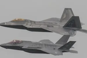 Mỹ muốn chế tạo siêu tiêm kích lai giữa F-22 và F-35 
