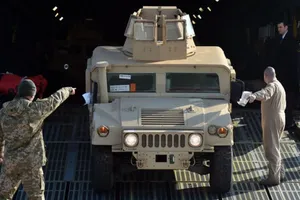 Video: Mỹ thả nhầm xe bọc thép Humvee xuống rừng