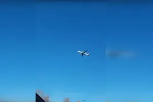 Video: Máy bay Nga 'bất động' trên trời gây chú ý