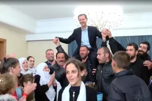 Được cứu khỏi IS, người dân Syria kiệu ông Assad ăn mừng 