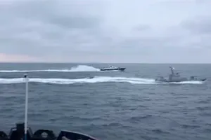 Video Nga đuổi theo các tàu Ukraine xâm phạm lãnh thổ