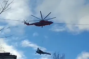 Trực thăng cẩu theo tiêm kích Su-27 trên bầu trời Nga gây sốt