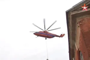 Trực thăng Nga cẩu máy bay 22 tấn vòng quanh St.Petersburg