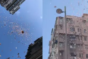 'Mưa' tiền bất ngờ trút xuống xóm nghèo ở Hong Kong