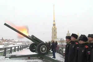 Video ông Putin đích thân khai hỏa lựu pháo mừng Giáng sinh