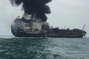 Tàu chở dầu treo cờ Việt Nam bốc cháy ở Hong Kong