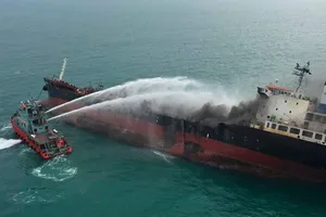 Có thể mất vài tuần để dập đám cháy tàu chở dầu Việt Nam