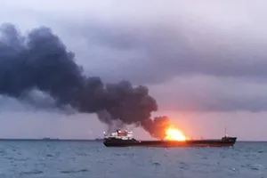 2 tàu bốc cháy ở eo biển Kerch, 10 người thiệt mạng