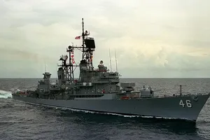 2 tàu chiến Mỹ áp sát đá Vành Khăn thách thức Trung Quốc