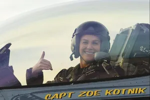 Nữ chỉ huy đầu tiên đội biểu diễn F-16 Mỹ mất chức sau 2 tuần