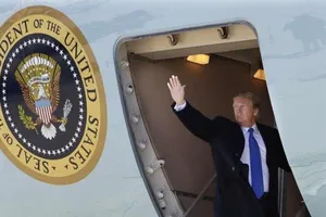 Tổng thống Trump lên chuyên cơ Không lực Một tới Việt Nam