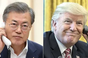 Ông Trump điện đàm với ông Moon sau thượng đỉnh ở Hà Nội
