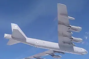 Su-27 Nga chặn oanh tạc cơ B-52 Mỹ tiếp cận biên giới