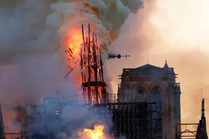 Video: Khoảnh khắc đỉnh tháp Nhà thờ Đức Bà Paris đổ sập