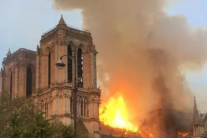 Ông Putin ngỏ lời giúp xây dựng lại Nhà thờ Đức Bà Paris