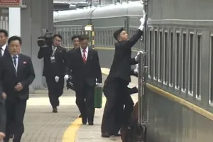 Video: Dàn vệ sĩ của ông Kim chạy vào ga ở Nga để lau cửa tàu