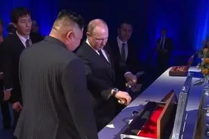 Ông Putin và ông Kim Jong-un tặng bảo kiếm cho nhau