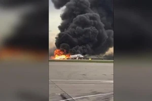 Video: Hành khách nhảy khỏi máy bay Nga khi đang bốc cháy