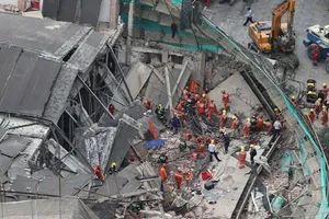 Sập tòa nhà đại lý ô tô ở Trung Quốc, 9 người mắc kẹt
