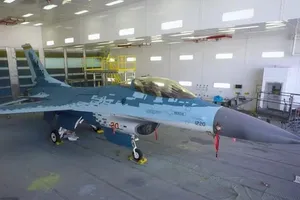 Tiêm kích F-16 của Mỹ sơn màu giống Su-57 của Nga