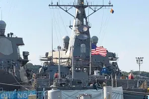 WSJ: Tàu John McCain được lệnh rời khỏi tầm mắt ông Trump