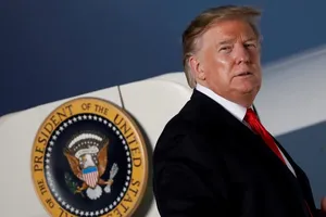 Ông Trump dọa đánh thuế thêm 300 tỉ USD hàng Trung Quốc