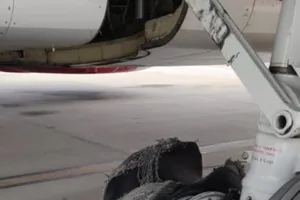 Máy bay Ấn Độ nổ lốp khi hạ cánh khẩn