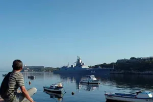 Tàu chiến mang tên lửa Nga cập cảng Cuba, tàu Mỹ theo dõi sát