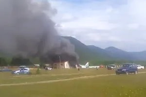 Máy bay hạ cánh khẩn ở Nga, 2 phi công thiệt mạng