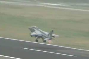 Bị chim lao vào động cơ, cường kích Ấn Độ thả bom khẩn cấp