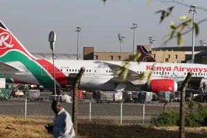 Hành khách rơi khỏi máy bay xuống một nhà dân tử vong ở Anh