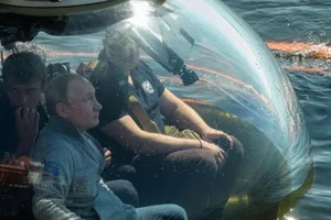 Ông Putin lặn xuống đáy biển thăm xác tàu ngầm Thế chiến 2