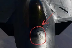 F-22 Mỹ bong sơn tàng hình khi bay tuần tra ở Syria