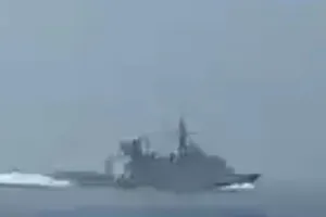 Video Iran rượt đuổi chiến hạm Anh ở eo biển Hormuz gây sốt