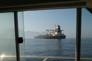 Anh vừa thả tàu dầu Iran, Mỹ ra lệnh bắt lại